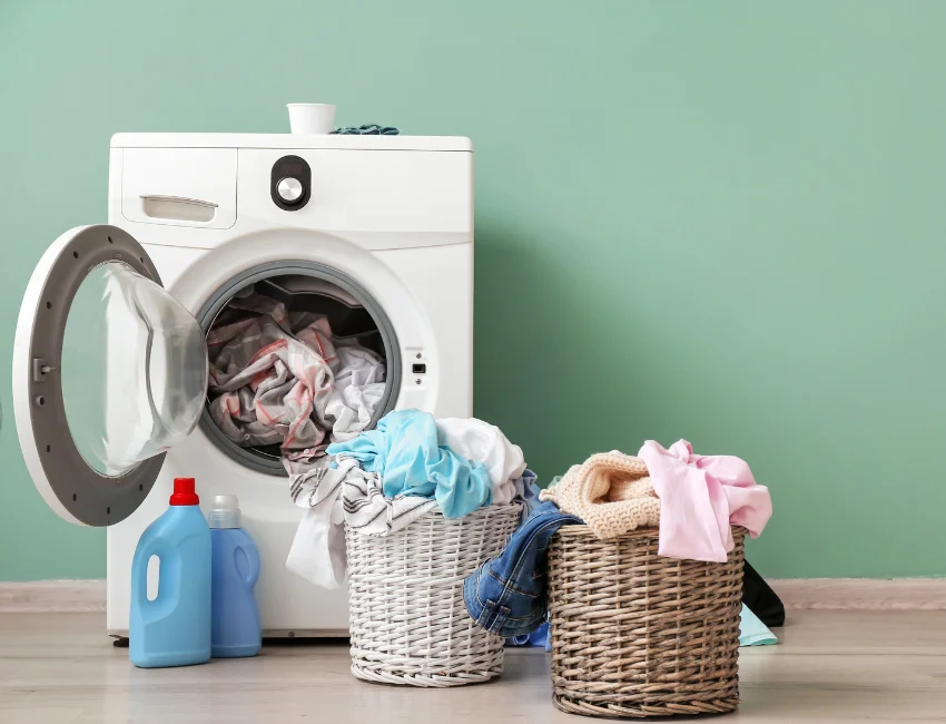 Những lý do không nên để quần áo trong máy giặt qua đêm